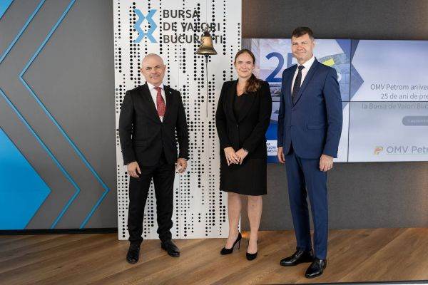 Christina Verchere, CEO OMV Petrom, împreună cu Radu Hanga, Preşedintele Consiliului de Administraţie al BVB, şi Remus Vulpescu, CEO al BVB. (Sursa foto: facebook / Bursa de Valori Bucureşti)